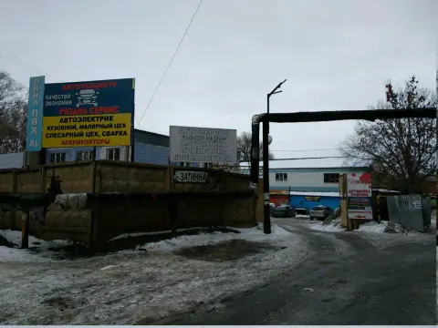 Указатель автосервиса со стороны дороги