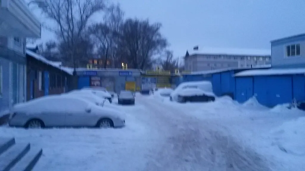 Подъезд к территории сервиса зимой